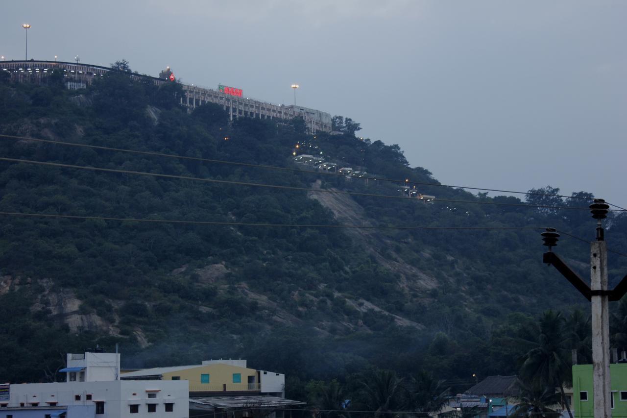 Sasti Hotel Palani Exterior photo